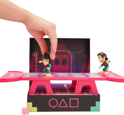 IMC Toys Squid Game Challenge Glass Tile Spiel aus der Netflix-Serie, Herausforderungen zum Spielen und Ausstellen, inklusive Mini-Set und Figuren, Spiel für Erwachsene ab 17 Jahren