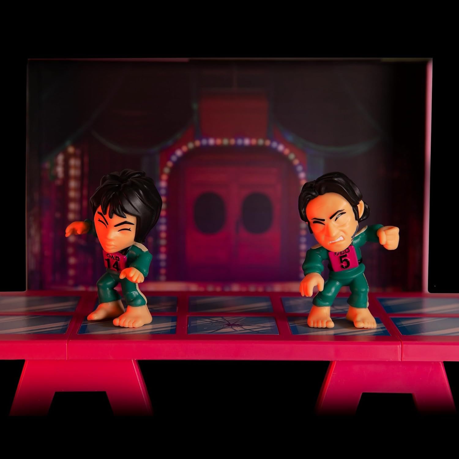 IMC Toys Squid Game Challenge Glass Tile Spiel aus der Netflix-Serie, Herausforderungen zum Spielen und Ausstellen, inklusive Mini-Set und Figuren, Spiel für Erwachsene ab 17 Jahren