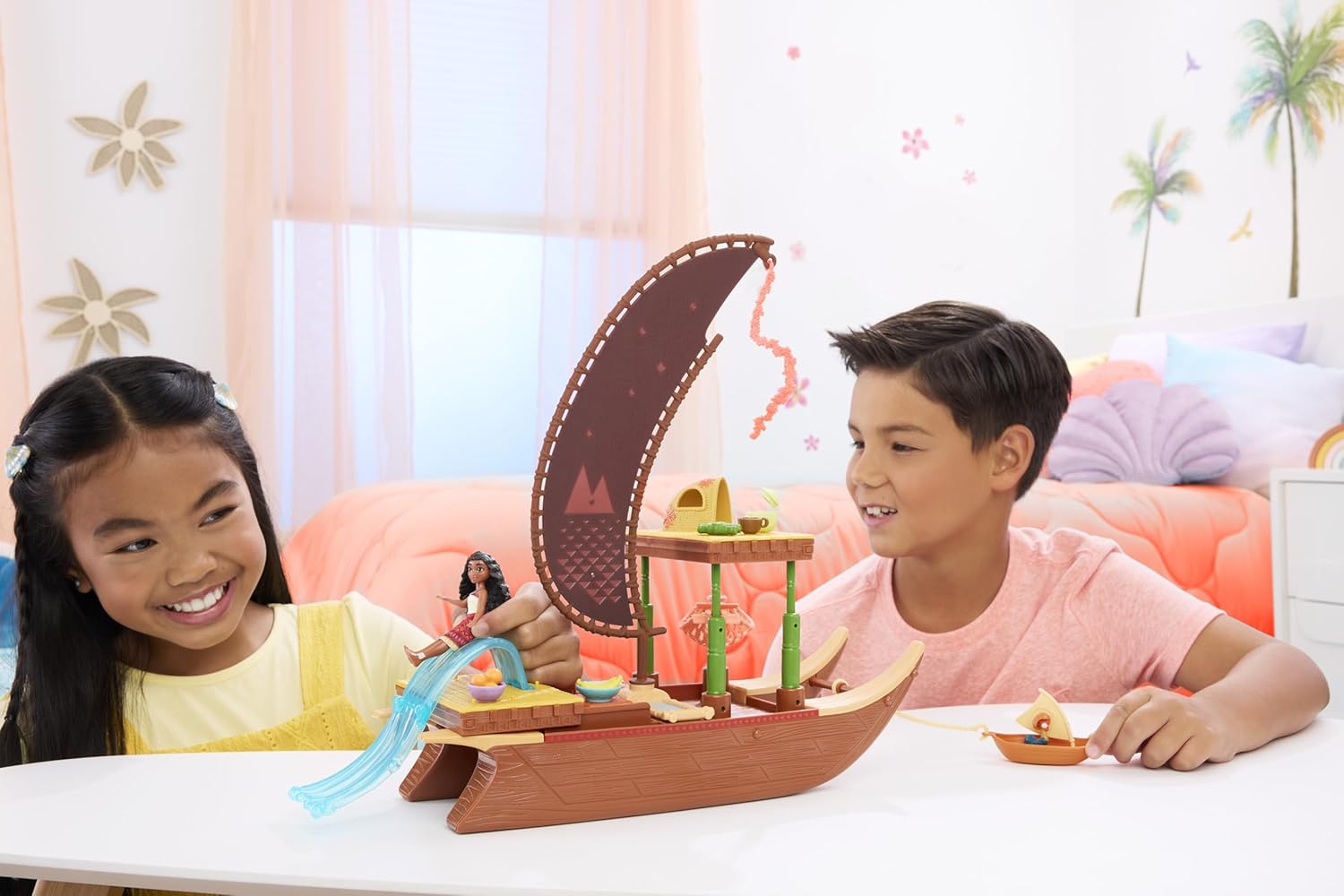 Mattel Disney Vaiana 2 Spielzeuge, Vaianas Abenteuerkanu-Spielset mit schwimmendem Kanu, kleiner Vaiana-Puppe, 1 Charakterfreund, 6 Spielbereichen und 10 Zubehörteilen, JBT78