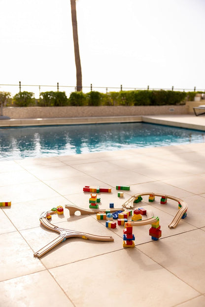 Alpha Boosterz Gleisverbinder -18-teiliges Trail-Set, hölzerne Eisenbahnschienen und Bausteine für Kinderspielzeug -passend für Brio-Gleisset und Duplo-Eisenbahnschienenadapter -anglebiger Holzzug