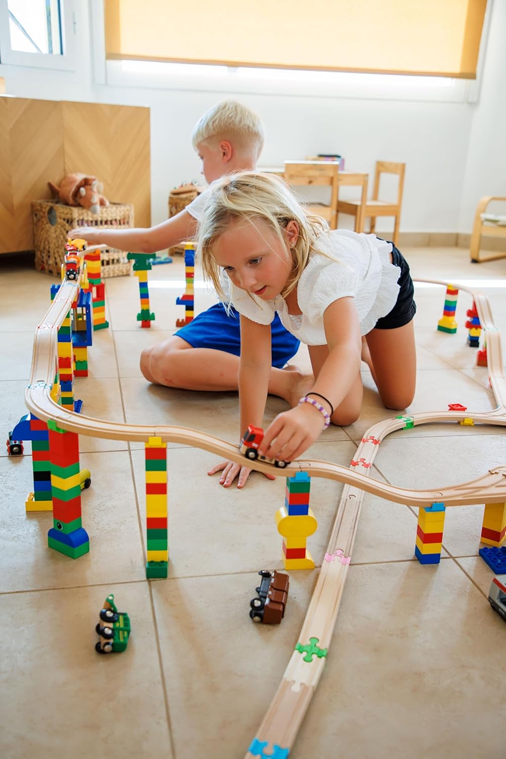 Alpha Boosterz Gleisverbinder -18-teiliges Trail-Set, hölzerne Eisenbahnschienen und Bausteine für Kinderspielzeug -passend für Brio-Gleisset und Duplo-Eisenbahnschienenadapter -anglebiger Holzzug
