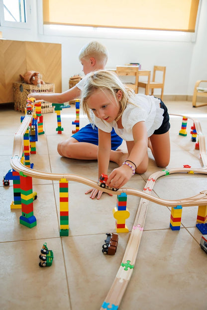 Alpha Boosterz Gleisverbinder -18-teiliges Trail-Set, hölzerne Eisenbahnschienen und Bausteine für Kinderspielzeug -passend für Brio-Gleisset und Duplo-Eisenbahnschienenadapter -anglebiger Holzzug