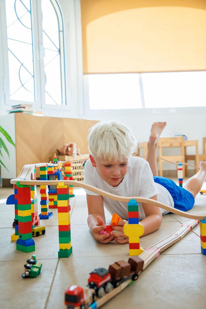 Alpha Boosterz Gleisverbinder -18-teiliges Trail-Set, hölzerne Eisenbahnschienen und Bausteine für Kinderspielzeug -passend für Brio-Gleisset und Duplo-Eisenbahnschienenadapter -anglebiger Holzzug