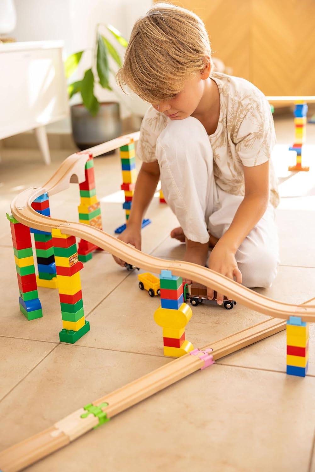 Alpha Boosterz Gleisverbinder -18-teiliges Trail-Set, hölzerne Eisenbahnschienen und Bausteine für Kinderspielzeug -passend für Brio-Gleisset und Duplo-Eisenbahnschienenadapter -anglebiger Holzzug