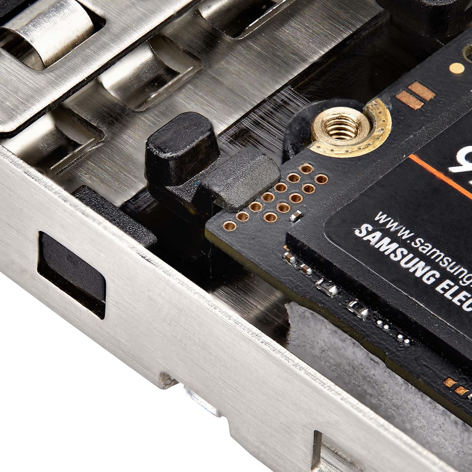 StarTech.com Adattatore SSD M.2 NVMe a PCIe x8; rack mobile a doppio alloggiamento rimovibile; biforcazione necessaria