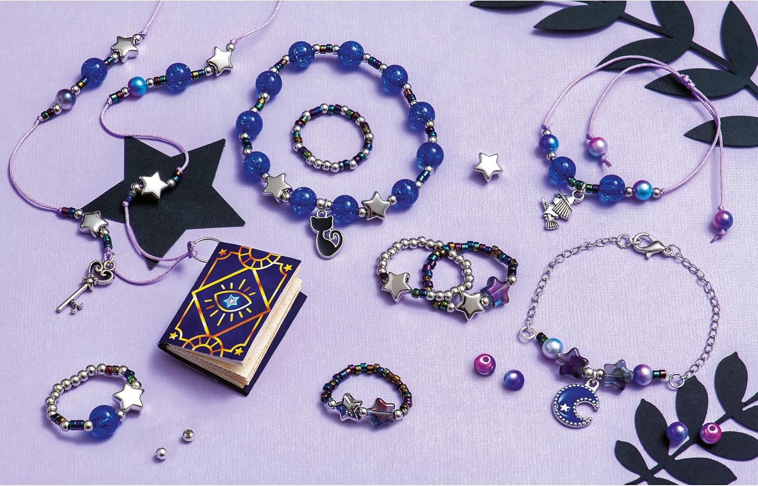 Janod - 8 sieraden om te maken - thema heksen en tovenaars - Magic School - 8 sieraden om te maken - Creatieve vrijetijdsset voor kinderen - Fijne motoriek en concentratie leren - vanaf 8 jaar