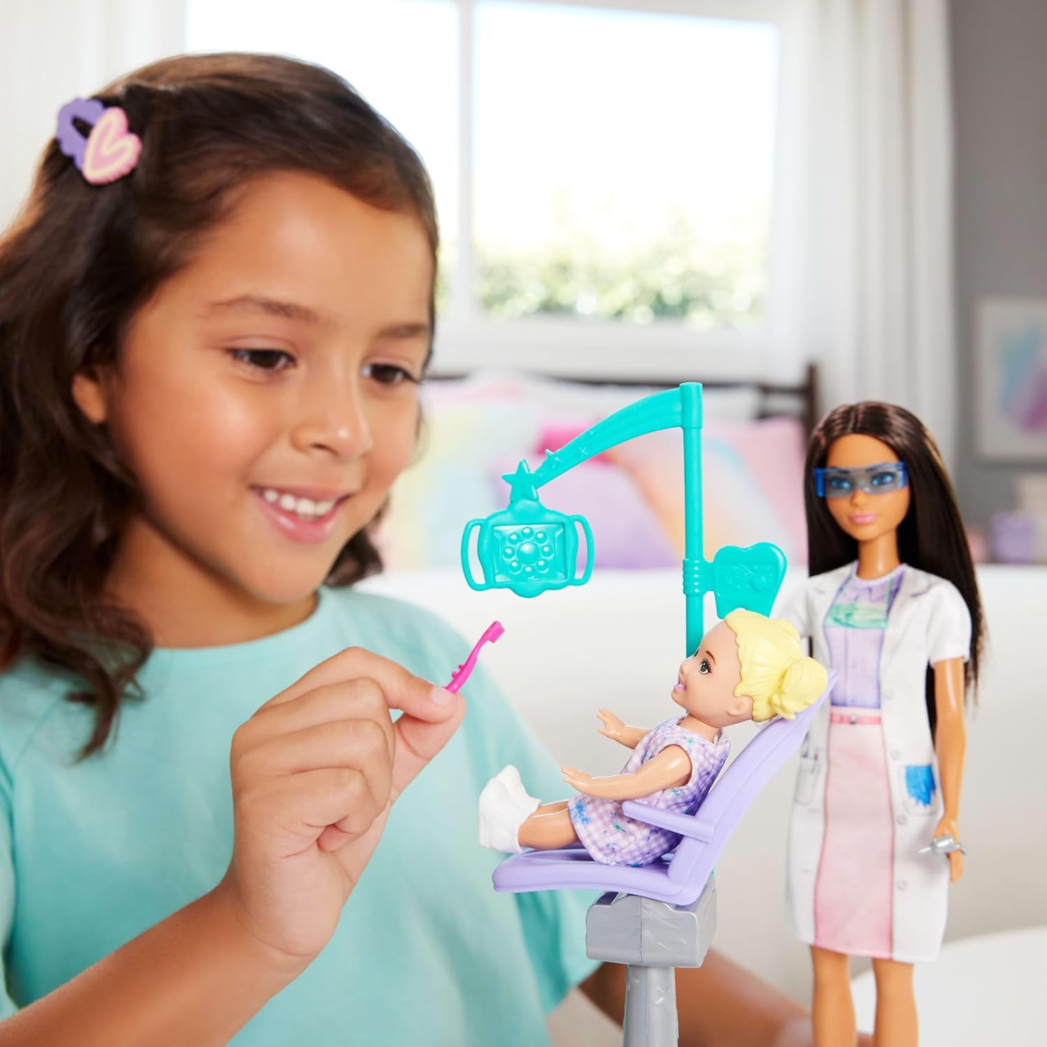 Barbie Muñeca de dentista con muñeca morena de moda con vestido azul y abrigo de laboratorio, 1 muñeca para niños, muebles y accesorios para médicos