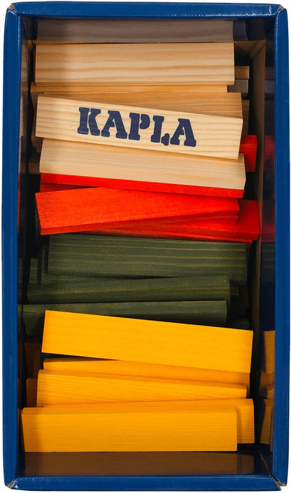 Die 200er BOX HERBST von KAPLA®: 200 Plättchen aus naturbelassenem Pinienholz, davon 140 x naturfarben und 20x grün, 20x orange und 20x gelb
