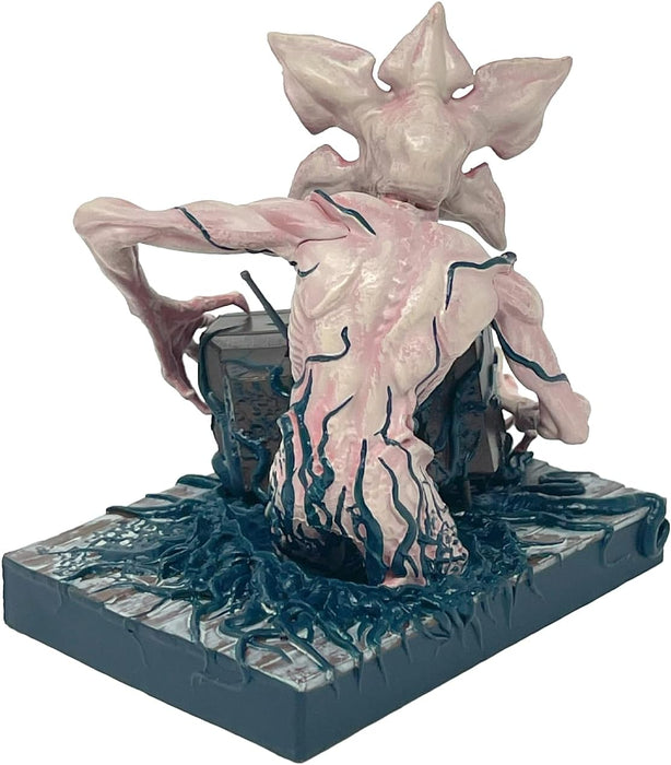 Neamedia Icons Netflix Chill Kit - Stranger Things, Official license, Fleece blanket, Collectible figurine, Stainless steel water bottle, Stickers board, gift idea for geeks and fans, christmas