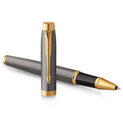Parker IM Penna Roller | Laccatura Grigia con Pennino Dorato | Punta Fine in Acciaio Inossidabile | Ricarica di Inchiostro Nero | Confezione Regalo | Regali di Laurea Perfetti