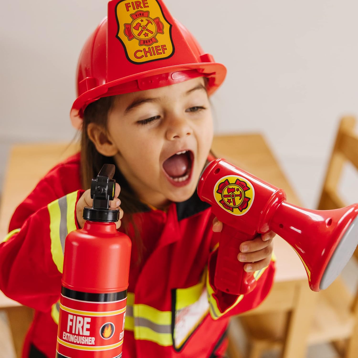 Melissa & Doug Verkleedset met brandweermankostuum met accessoire | Fantasiespel | Montessori Kostuums voor kinderen | 3+ | Cadeau voor meisjes en jongens