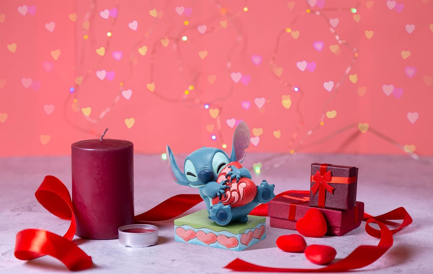 Enesco Jim Shore Stitch - Statuetta a forma di cuore che abbraccia