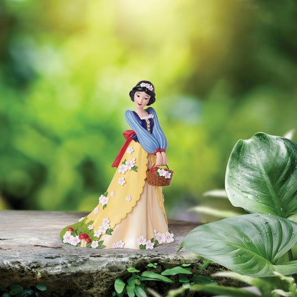 Enesco Disney Showcase, statuetta botanica di Biancaneve che tiene un cesto di mele, 20 cm, multicolore