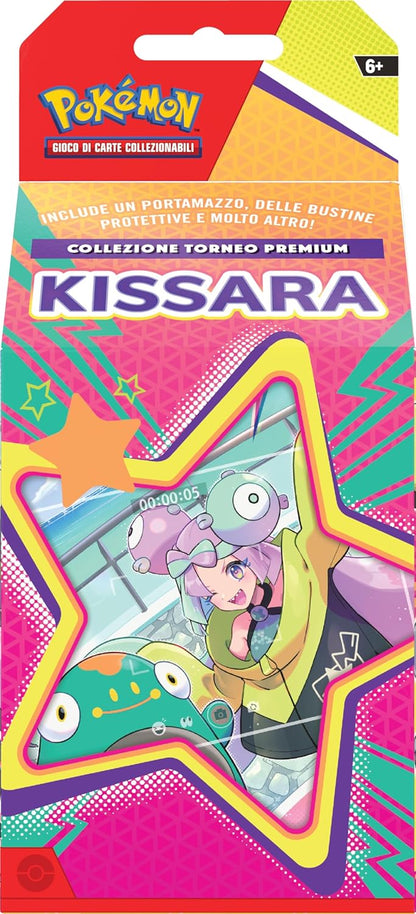 Collezione torneo premium Kissara del GCC Pokémon (una carta olografica a figura intera, tre carte olografiche e sei buste di espansione), edizione in italiano
