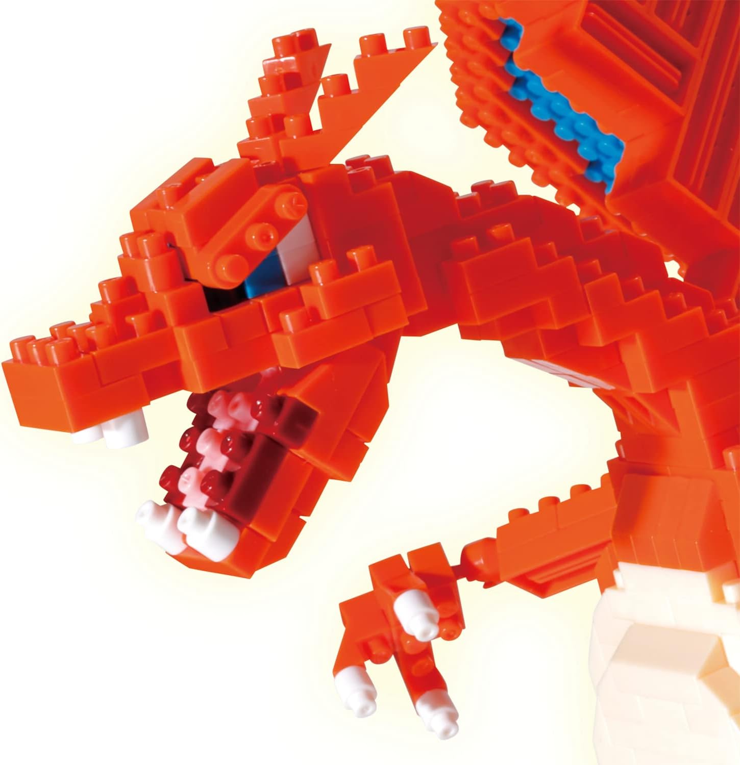 Bandai - Nanoblock - Pokémon Figur Charizard - Mini-Figur mit 860 Bausteinen - Konstruktionsspielzeug Mini-Bausteine Figur - Baukit Spielzeug für Kinder ab 12 Jahren - Jugendliche Erwachsene - NBPM80