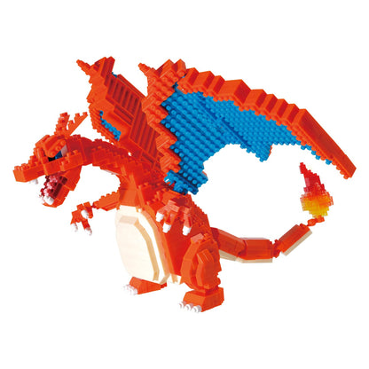 Bandai - Nanoblock - Pokémon Figur Charizard - Mini-Figur mit 860 Bausteinen - Konstruktionsspielzeug Mini-Bausteine Figur - Baukit Spielzeug für Kinder ab 12 Jahren - Jugendliche Erwachsene - NBPM80