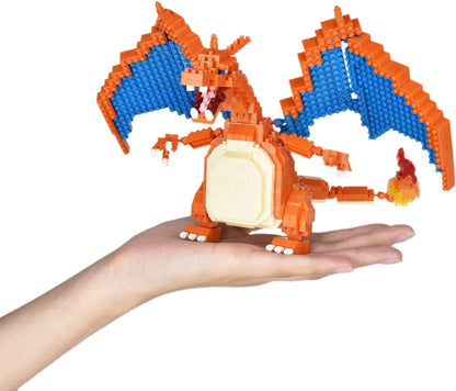 Bandai - Nanoblock - Pokémon Figur Charizard - Mini-Figur mit 860 Bausteinen - Konstruktionsspielzeug Mini-Bausteine Figur - Baukit Spielzeug für Kinder ab 12 Jahren - Jugendliche Erwachsene - NBPM80