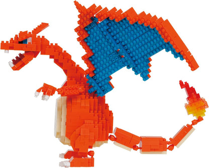 Bandai - Nanoblock - Pokémon Figur Charizard - Mini-Figur mit 860 Bausteinen - Konstruktionsspielzeug Mini-Bausteine Figur - Baukit Spielzeug für Kinder ab 12 Jahren - Jugendliche Erwachsene - NBPM80