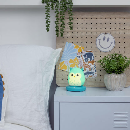 Fizz Creations Squishmallows Mood Light - Winston The Owl. USB o a batteria, luce notturna, design in morbido silicone, cuscinetto sensibile al tocco.