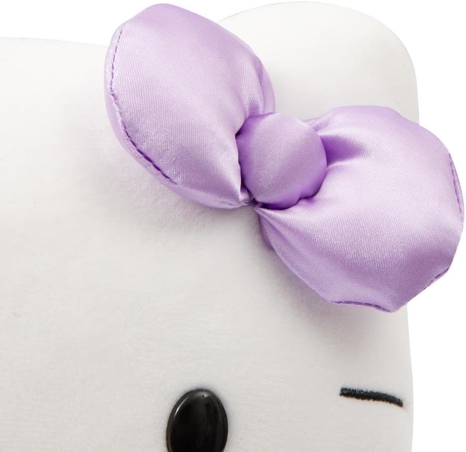 Hello Kitty Giochi Preziosi - Peluche Suave de 30 cm de Altura con Atuendo a la Moda, Vestido Morado Satinado y Lazo a Juego, para niños a Partir de 3 años