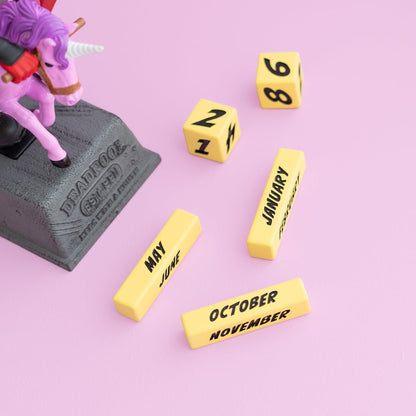 Grupo Erik Ewiger Kalender Marvel Deadpool Figur - 3D Kalender Tischkalender zum Aufstellen - Dauerkalender - Offizieller Demogorgon Marvel Fanartikel Büro Deko