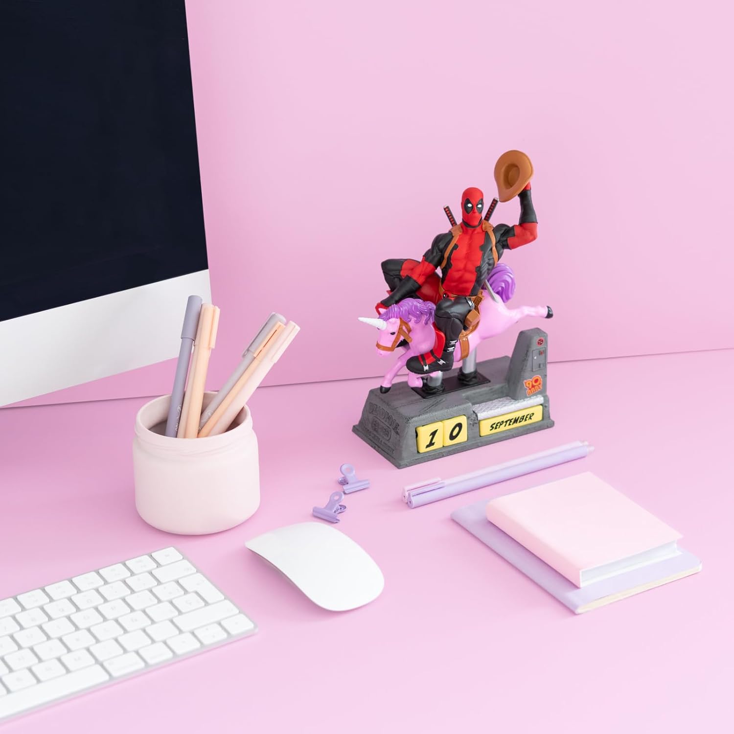 Grupo Erik Ewiger Kalender Marvel Deadpool Figur - 3D Kalender Tischkalender zum Aufstellen - Dauerkalender - Offizieller Demogorgon Marvel Fanartikel Büro Deko