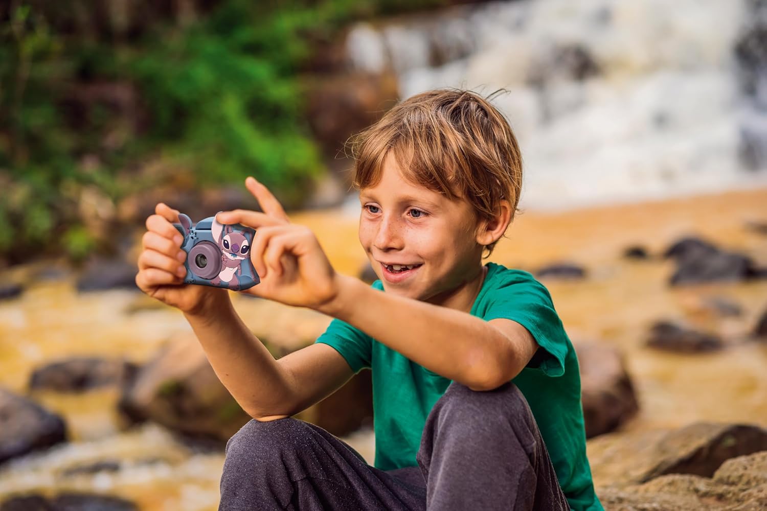 Lexibook, Disney Stitch, Cámara 4 en 1 para niños con protección, Funciones de Foto, Video, MP3 y Juegos, 15 Marcos para Personalizar Tus Fotos, Tarjeta de Memoria de 8 GB incluida, DJ078D