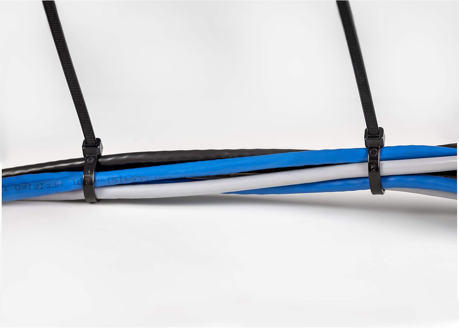 StarTech.com 10"(25cm) Cable Ties - 1/8"(4mm) wide, 2-5/8"(68mm) Bundle Diameter, 50lb(22kg) Tensile Strength, Nylon Self Locking Zip Ties w/Curved Tip, 94V-2/UL Listed, 1000 Pack -