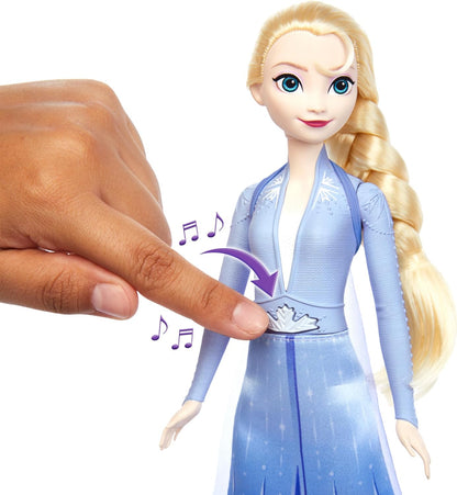 Mattel Disney Frozen Elsa, singende Modepuppe, Singende Abenteuer in charakteristischer Kleidung, singt Wo noch niemand war“ aus dem Disney-Film Die Eiskönigin II“ HXD32
