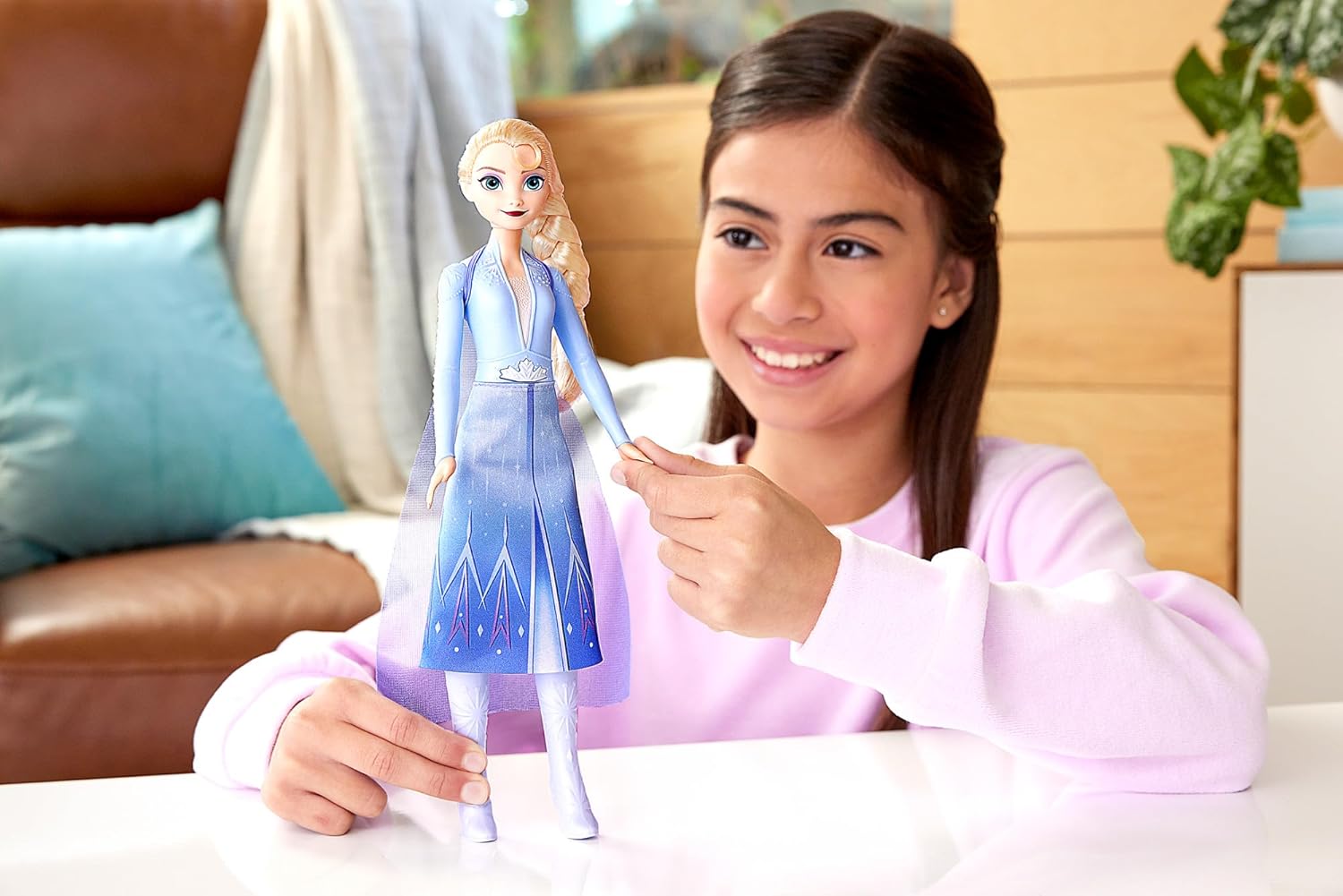 Mattel Disney Frozen Elsa, singende Modepuppe, Singende Abenteuer in charakteristischer Kleidung, singt Wo noch niemand war“ aus dem Disney-Film Die Eiskönigin II“ HXD32