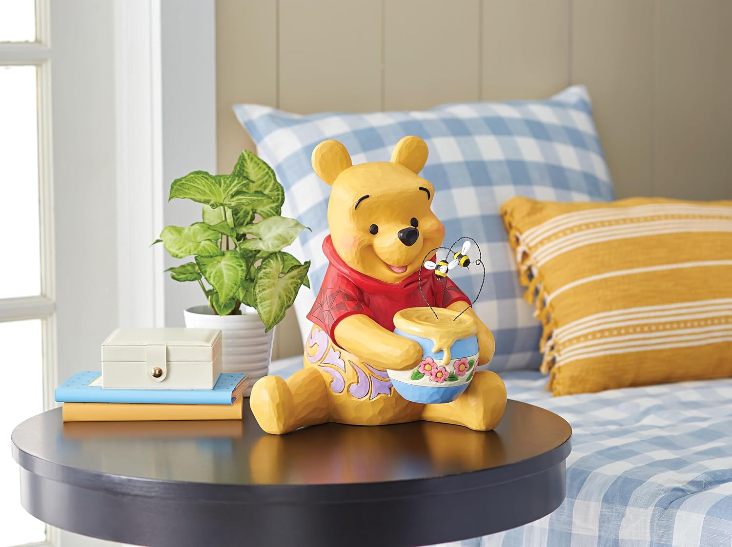 Enesco Disney Traditions Collection by Jim Shore Winnie The Pooh con vaso di miele e ape grande figurina, in resina di pietra, dipinta a mano, statuetta Disney da collezione, 30,5 cm