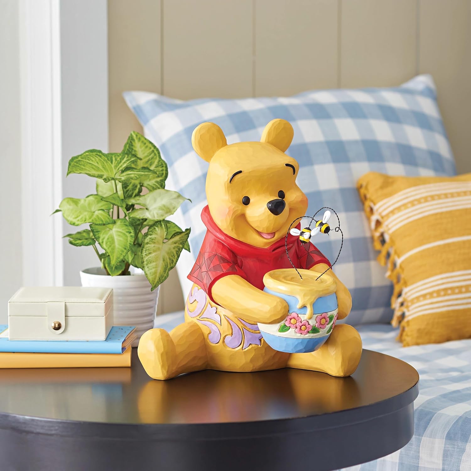 Enesco Disney Traditions Collection by Jim Shore Winnie The Pooh con vaso di miele e ape grande figurina, in resina di pietra, dipinta a mano, statuetta Disney da collezione, 30,5 cm