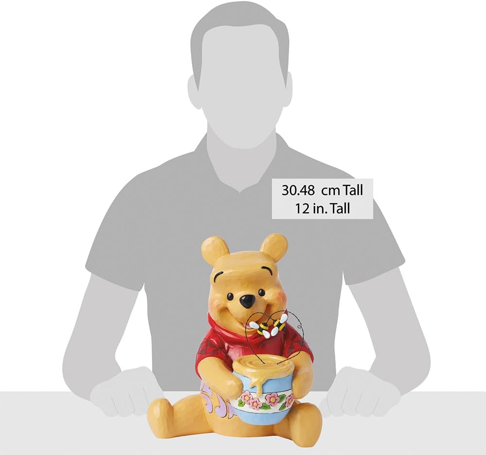 Enesco Disney Traditions Collection by Jim Shore Winnie The Pooh con vaso di miele e ape grande figurina, in resina di pietra, dipinta a mano, statuetta Disney da collezione, 30,5 cm