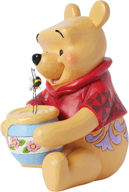 Enesco Disney Traditions Collection by Jim Shore Winnie The Pooh con vaso di miele e ape grande figurina, in resina di pietra, dipinta a mano, statuetta Disney da collezione, 30,5 cm