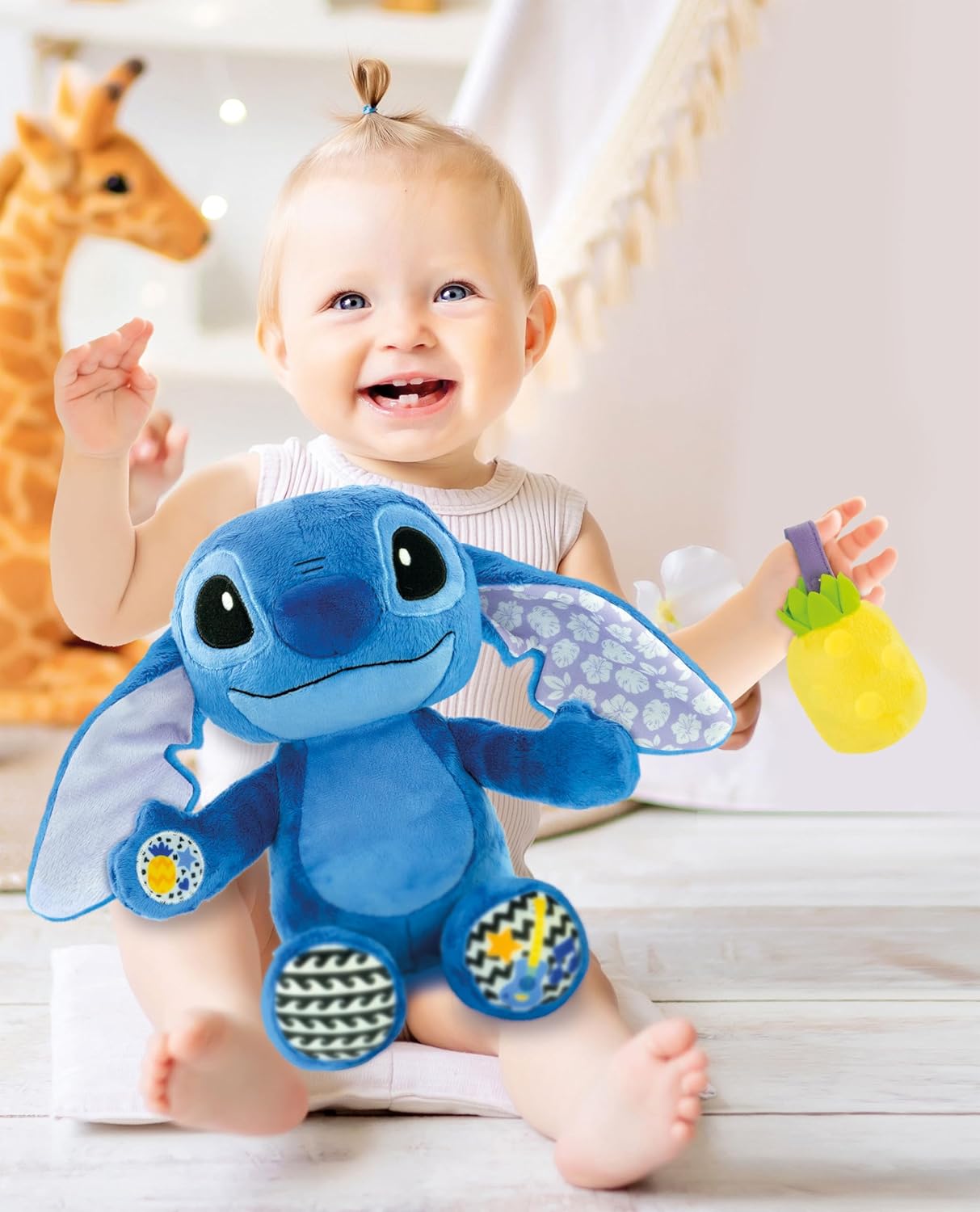 Clementoni Disney Stitch Grow with Me Plush, interactief sprekende Stitch pluche dier met geluiden en melodieën, rammelaar, tummy time-functie, babyspel, Prime activiteiten, pop met batterijen