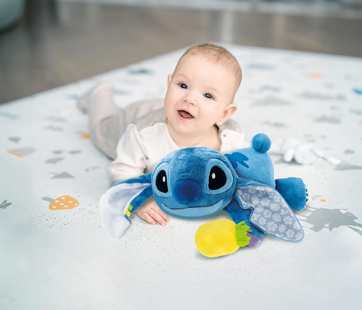 Clementoni Disney Stitch Grow with Me Plush, interactief sprekende Stitch pluche dier met geluiden en melodieën, rammelaar, tummy time-functie, babyspel, Prime activiteiten, pop met batterijen