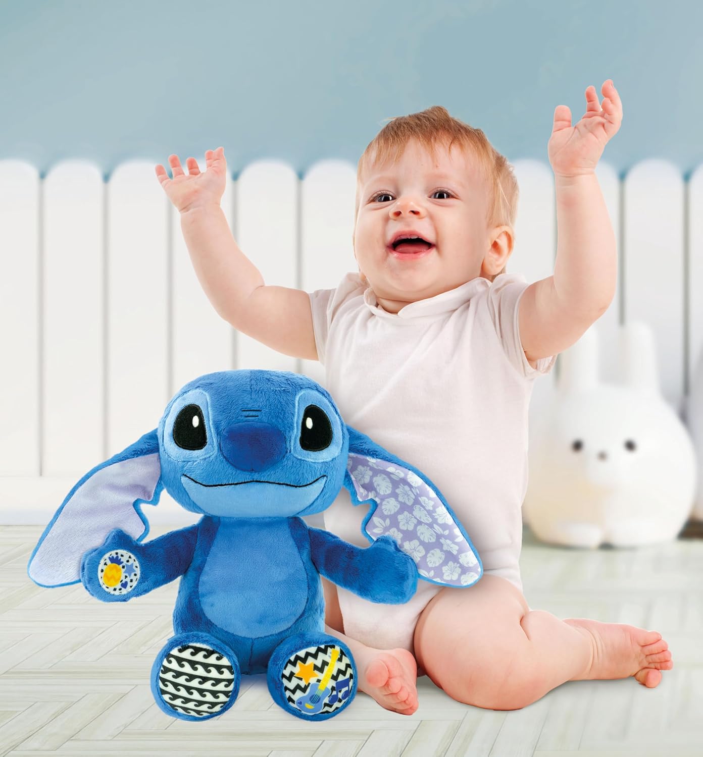 Clementoni Disney Stitch Grow with Me Plush, interactief sprekende Stitch pluche dier met geluiden en melodieën, rammelaar, tummy time-functie, babyspel, Prime activiteiten, pop met batterijen
