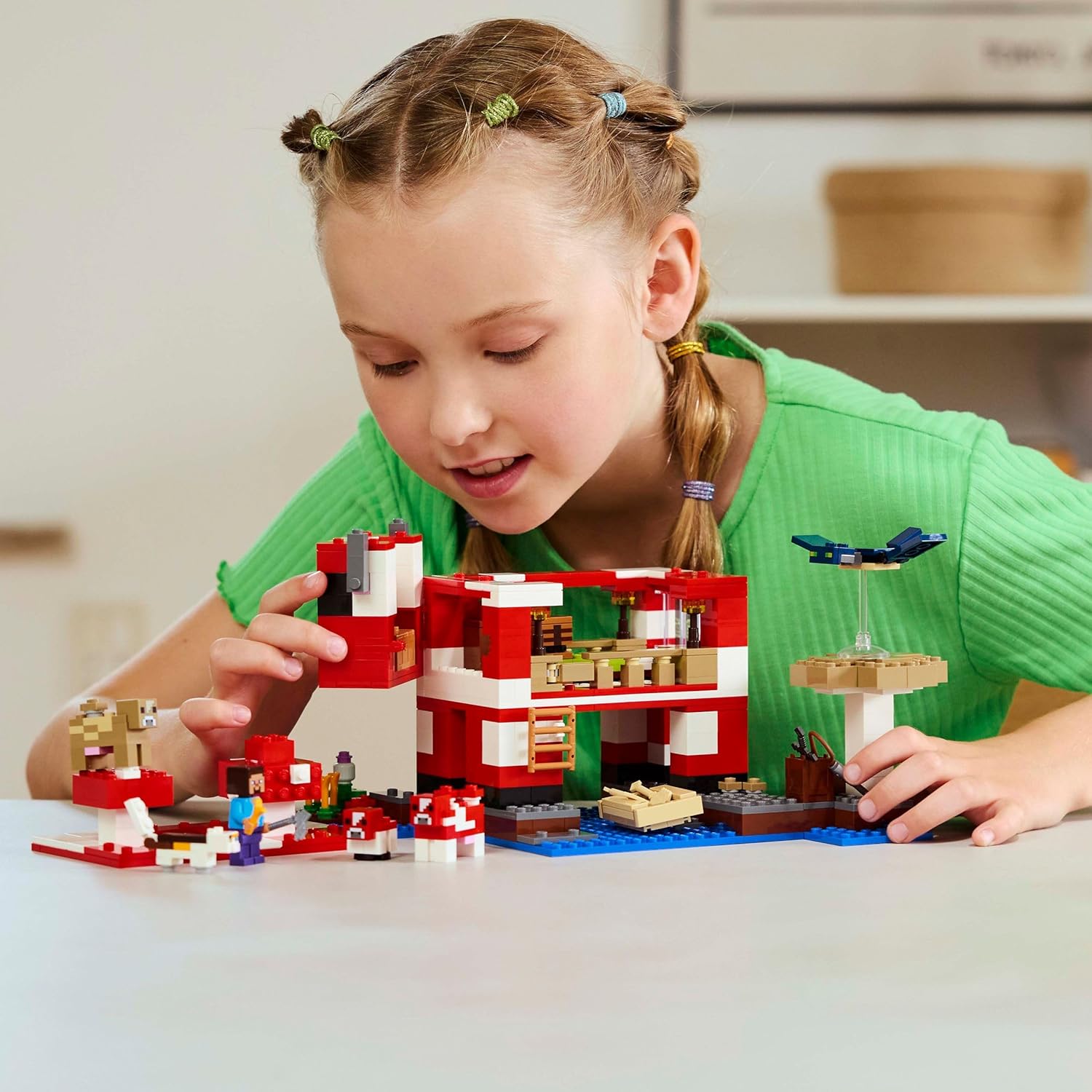 LEGO Minecraft The Mooshroom House Toy - Building Set incl. a Steve Figure, Mobs, a Crafting Table and Farm - Gaming Gift for 8+ Year Old Girls & - Boys 21270