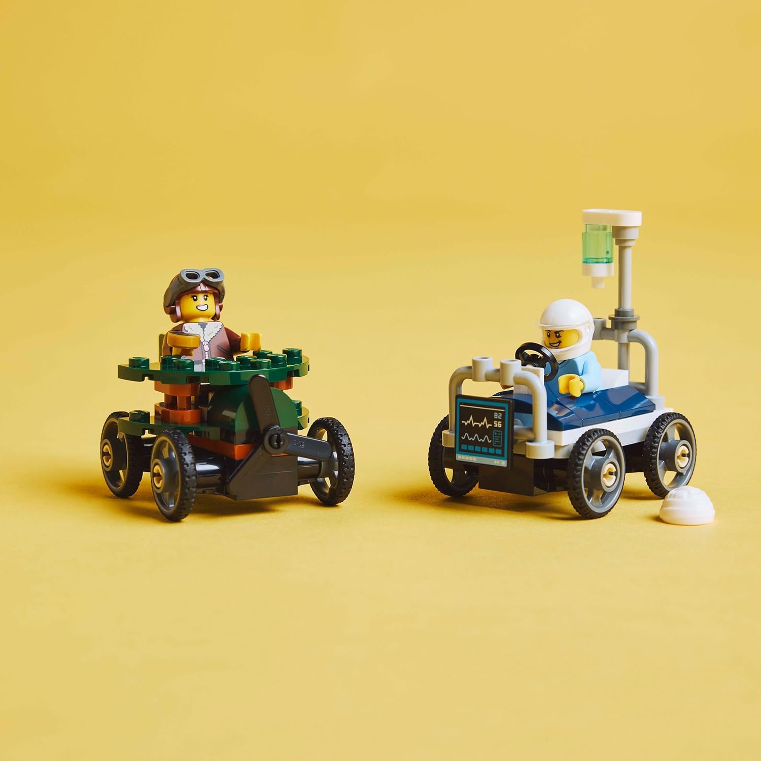 LEGO City Flugzeug vs. Krankenhausbett Rennwagen Set - Seifenkisten Spielzeug für Jungen und Mädchen ab 5 Jahren - Bauset mit 2 Minifiguren - Geschenk zum Geburtstag & für die Feiertage 60459