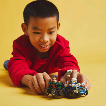 LEGO City Flugzeug vs. Krankenhausbett Rennwagen Set - Seifenkisten Spielzeug für Jungen und Mädchen ab 5 Jahren - Bauset mit 2 Minifiguren - Geschenk zum Geburtstag & für die Feiertage 60459