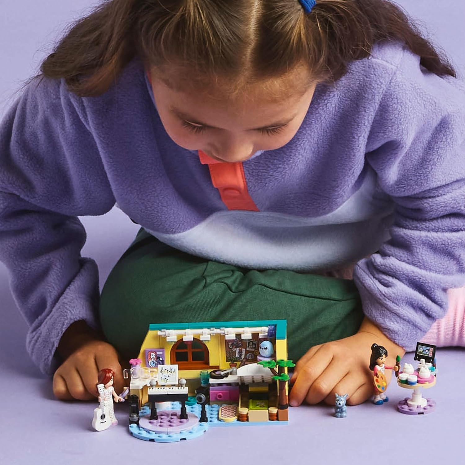 LEGO Friends Paisley's Room Set, kreatives Lernspielzeug für Mädchen ab 6 Jahren, mit 2 Heartlake City Charakteren, einer Hasenfigur, Instrumenten und Puppenhauszubehör 42647