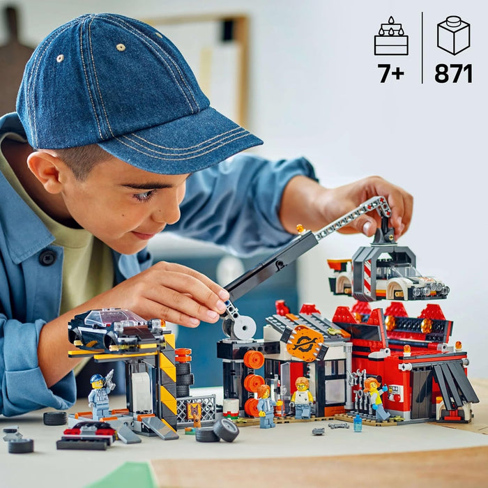 LEGO City Desguace con Coches, Depósito de Chatarra con Compactadora y Grúa de Juguete, 2 Vehículos Clásicos y 4 Minifiguras, Regalo para Niños y Niñas de 7 Años o Más 60472