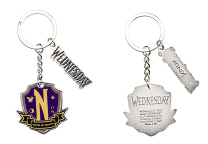 Konix Wednesday Schlüsselanhänger - Metall - Motiv Nevermore Academy - Violett und Gelb
