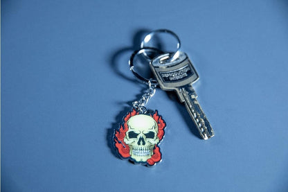 Konix Alchemy Schlüsselanhänger - Metall - Totenkopfmotiv - Rot und Gelb