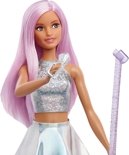 Barbie Pop-Star-Puppe gekleidet in einem schillernden Rock mit Mikrofon und rosafarbenem Haar, Geschenk für Kinder von 3 bis 7 Jahren, JCW42