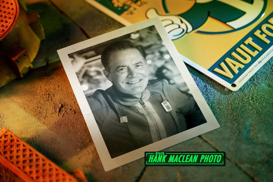 Doctor Collector Fallout Lucy's Dweller Kit, Edición de Colección Oficial con Accesorios exclusivos en Caja de Metal