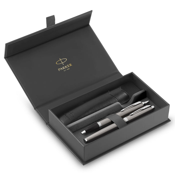 Parker IM Duo Pen Gift Set | Stilografica, penna a sfera e astuccio per penna | Finitura in acciaio inox con finiture cromate | Punta media | Ricariche inchiostro blu | Regali di laurea perfetti