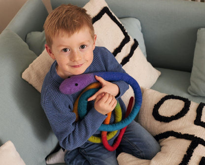 goki Evolution 63871 - Serpent en feutre de laine Boa - Fait à la main pour enfants - Doudou durable - Favorise la créativité et l'imagination - Fabriqué à la main au Népal - Longueur : 2 m - À partir
