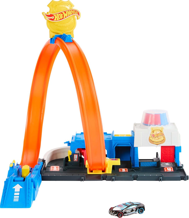 Hot Wheels Toy Car Track Set, Super Police Station Playset with 1:64 Scale Die-Cast Vehicle, Adjustable Loop for Multiple Ways to Race & Stunt, JBM71