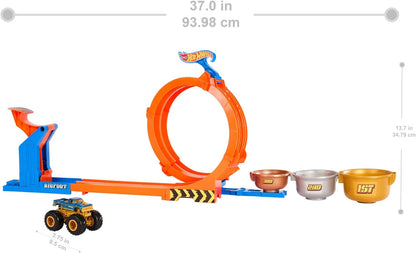 Hot Wheels Monster Trucks Bigfoot 50 rocznica Pętla Skok po trofeum Zestaw do zabawy, pętla, tor samochodowy, 1 metalowy pojazd Bigfoot w skali 1:64 na 50 rocznicę, 2 sposoby zabawy, JBX64
